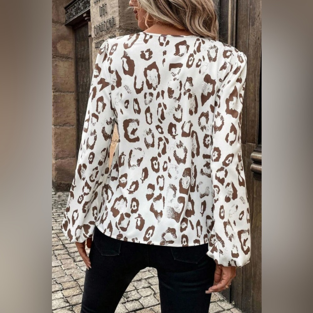 Sienna - leopard print split neck balloon sleeve blouse - Picture 3 of 3